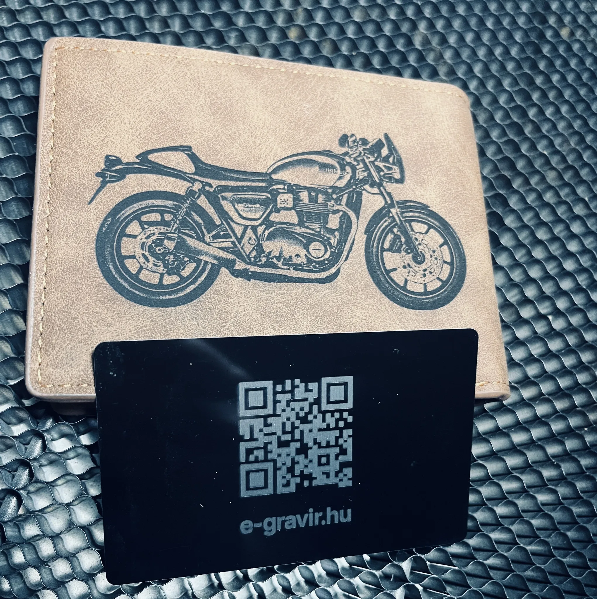 Gravírozott Motorkárske referencia